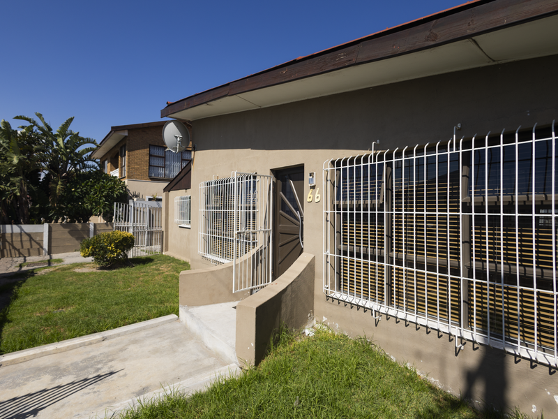 Spacious 4 Bedroom Family Home with Granny Flat & Large Yard - Photo 3