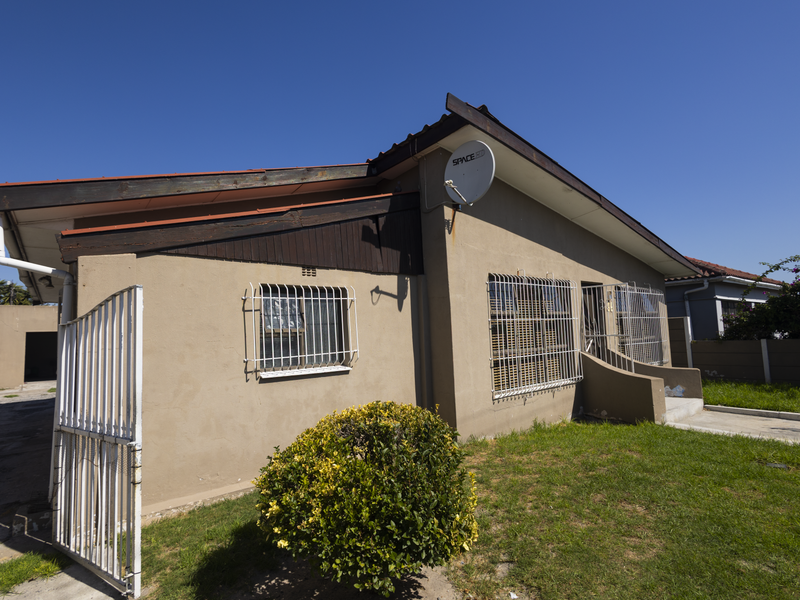 Spacious 4 Bedroom Family Home with Granny Flat & Large Yard - Photo 2