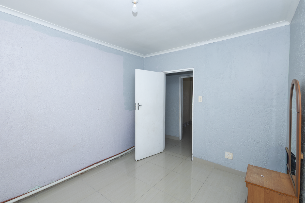 Spacious 4 Bedroom Family Home with Granny Flat & Large Yard - Photo 5