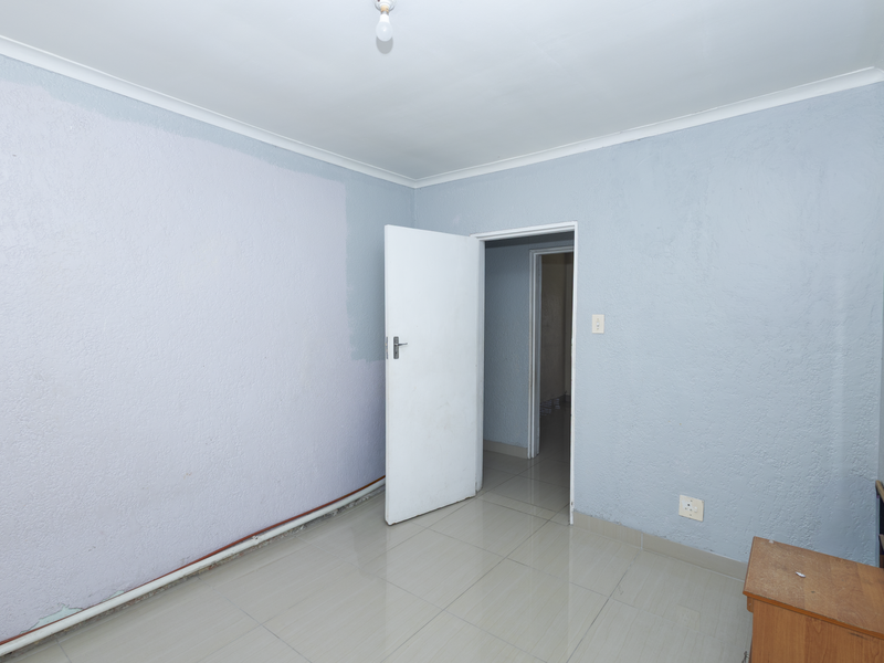 Spacious 4 Bedroom Family Home with Granny Flat & Large Yard - Photo 5