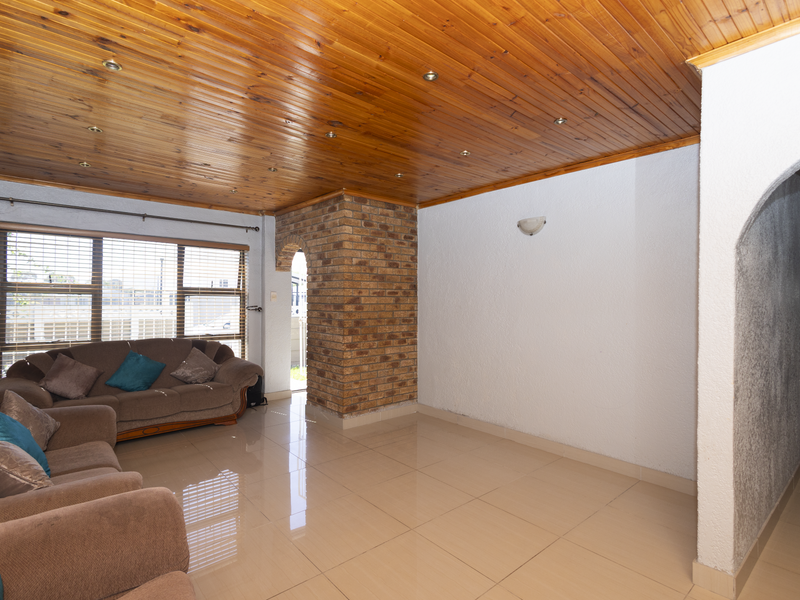 Spacious 4 Bedroom Family Home with Granny Flat & Large Yard - Photo 4