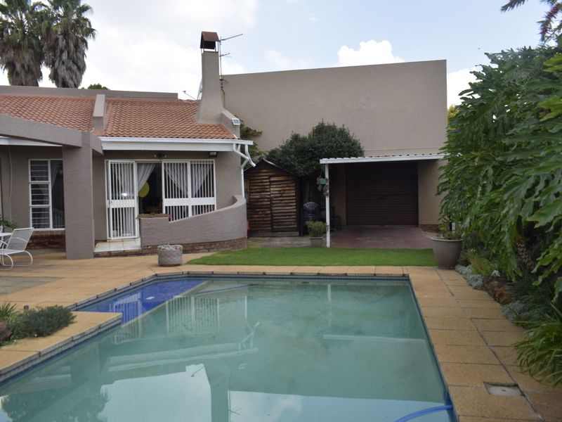 5 Bedrooms property for sale in Sunward Park Village. - Photo 4