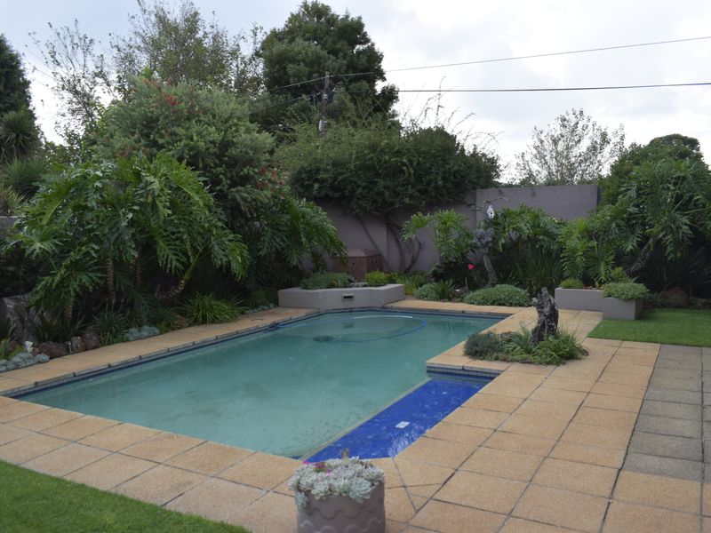 5 Bedrooms property for sale in Sunward Park Village. - Photo 2