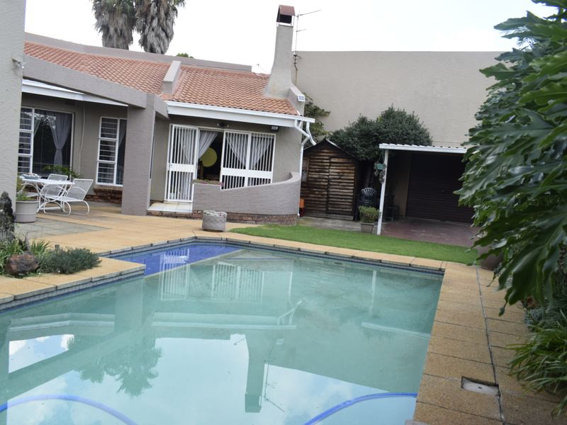 5 Bedrooms property for sale in Sunward Park Village. - Photo 5