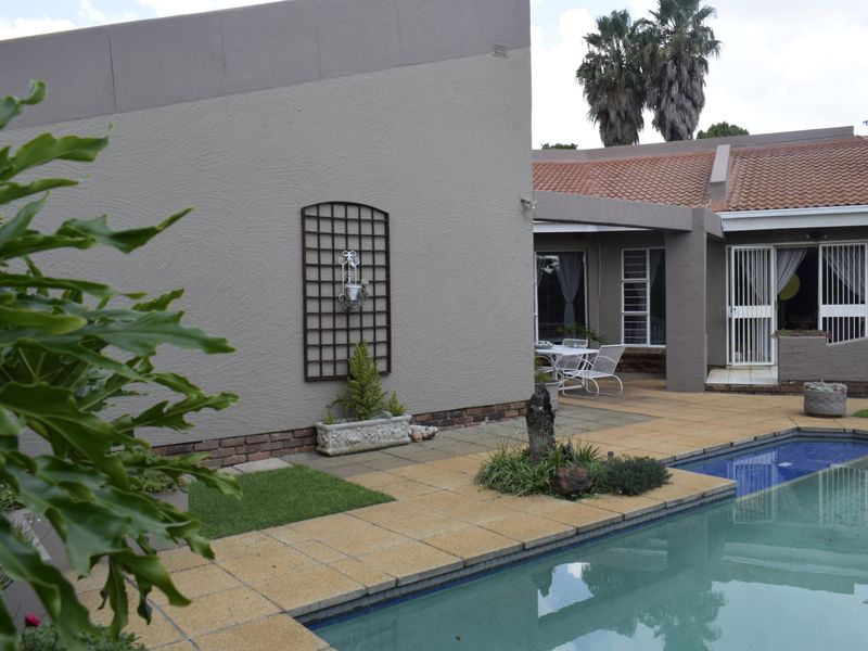 5 Bedrooms property for sale in Sunward Park Village. - Photo 3