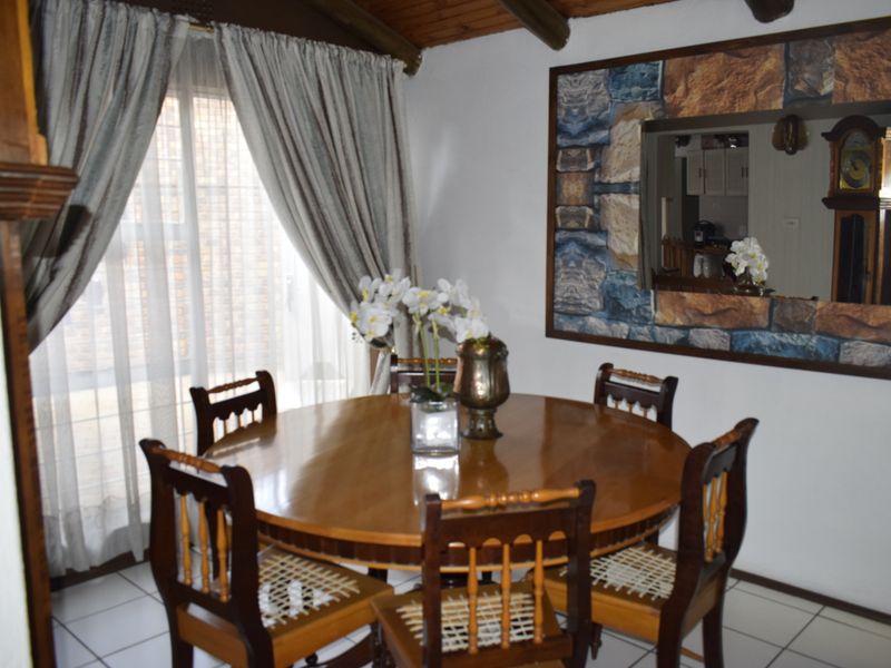 5 Bedrooms property for sale in Sunward Park Village. - Photo 10