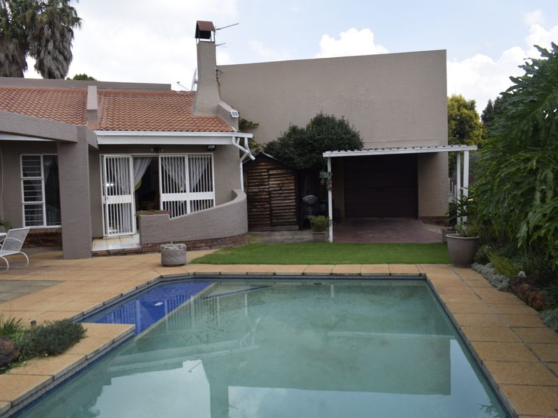 5 Bedrooms property for sale in Sunward Park Village. - Photo 7