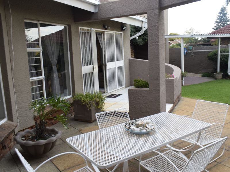 5 Bedrooms property for sale in Sunward Park Village. - Photo 6