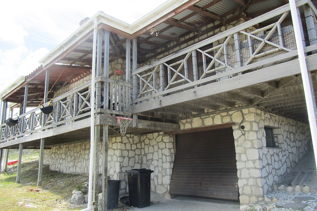 Spacious Family Home for Long-Term Rental in Nature Reserve Setting - Photo 4