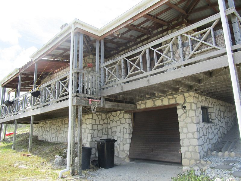 Spacious Family Home for Long-Term Rental in Nature Reserve Setting - Photo 4