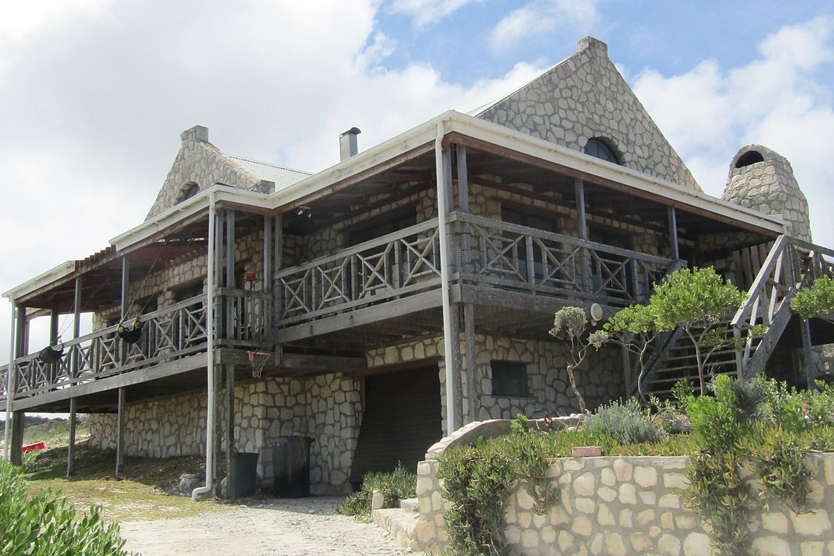 Spacious Family Home for Long-Term Rental in Nature Reserve Setting - Photo 3