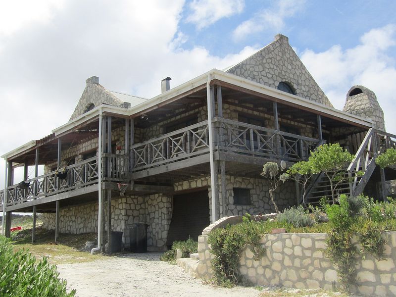 Spacious Family Home for Long-Term Rental in Nature Reserve Setting - Photo 3