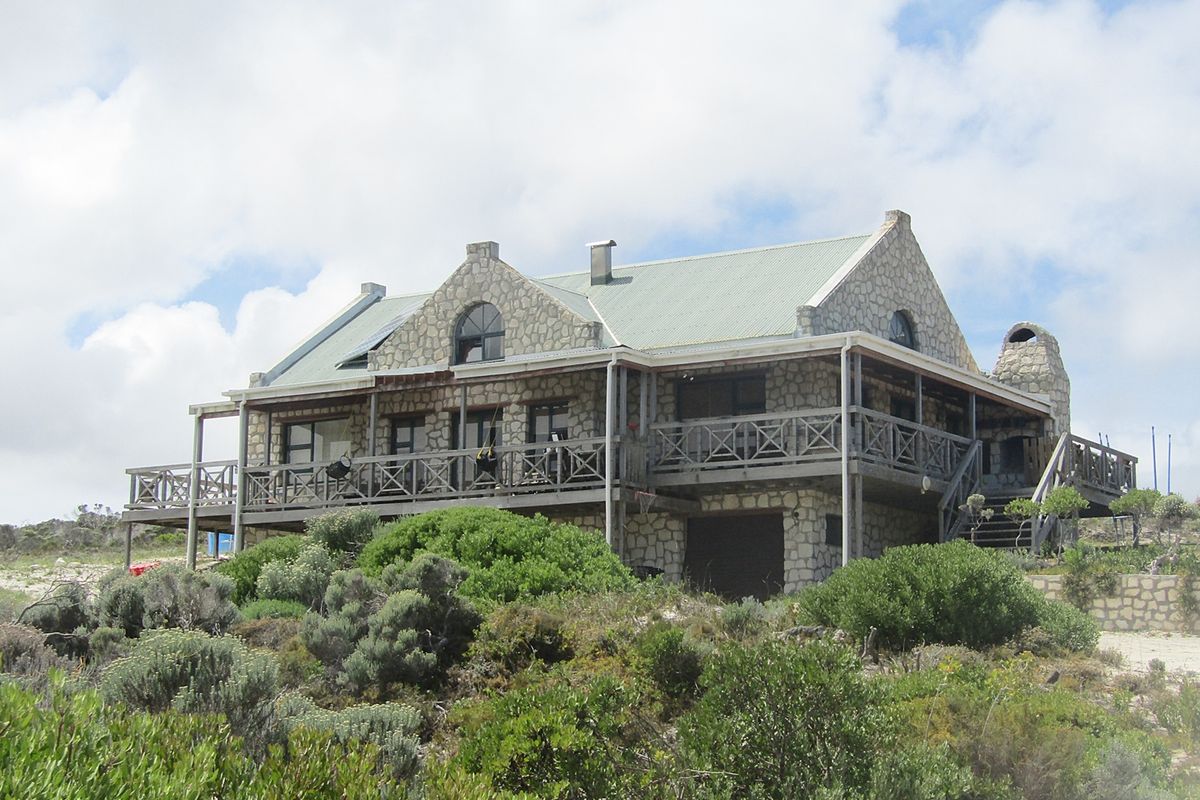 Spacious Family Home for Long-Term Rental in Nature Reserve Setting - Photo 2