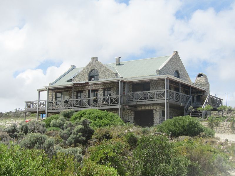 Spacious Family Home for Long-Term Rental in Nature Reserve Setting - Photo 2