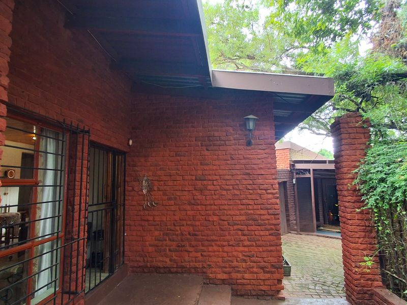 Charming 3-bedroom family home for sale in Schoemansville, Hartbeespoort! - Photo 2