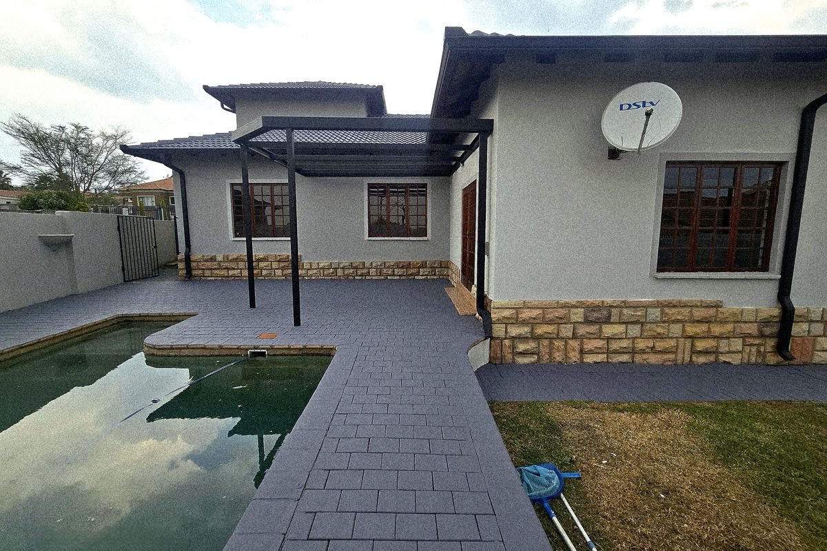 Spacious 4-bedroom home with 2 bathrooms and double garages, no transfer duty. - Photo 3