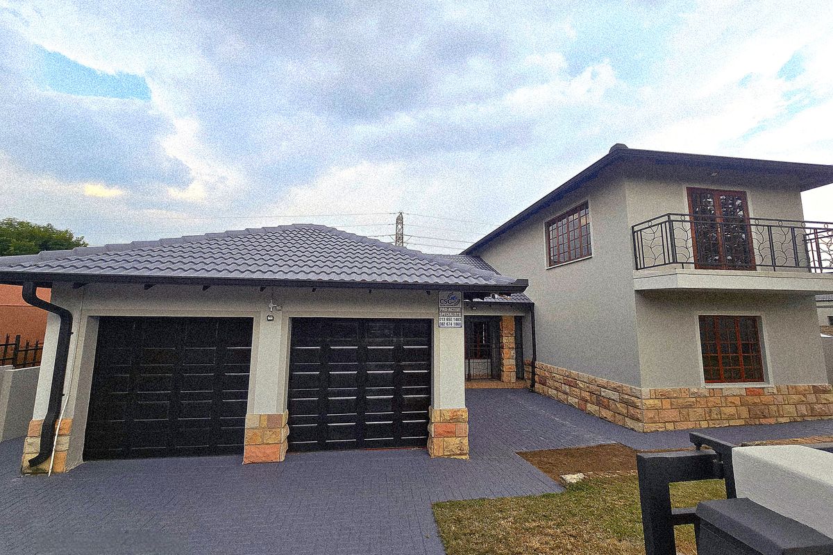 Spacious 4-bedroom home with 2 bathrooms and double garages, no transfer duty. - Photo 2