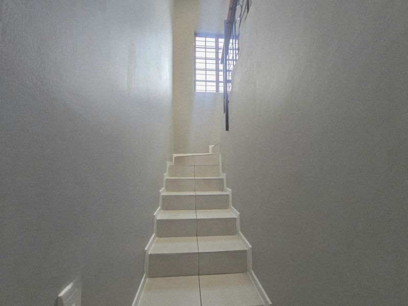 Spacious 4-bedroom home with 2 bathrooms and double garages, no transfer duty. - Photo 9