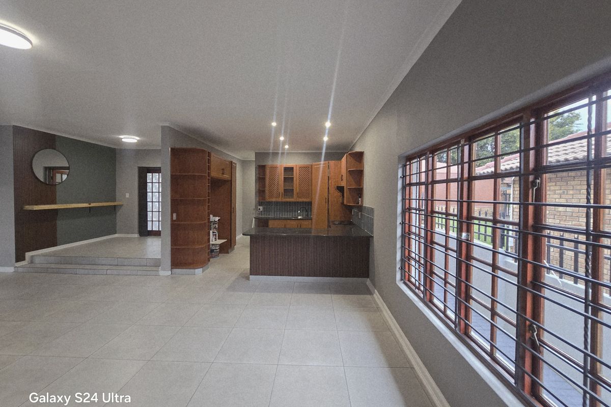 Spacious 4-bedroom home with 2 bathrooms and double garages, no transfer duty. - Photo 4