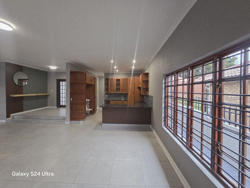 Spacious 4-bedroom home with 2 bathrooms and double garages, no transfer duty. - Photo 4