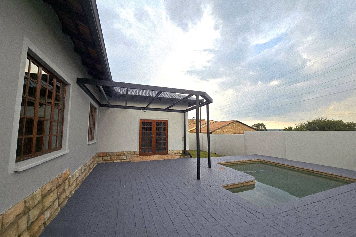 Spacious 4-bedroom home with 2 bathrooms and double garages, no transfer duty. - Photo 5