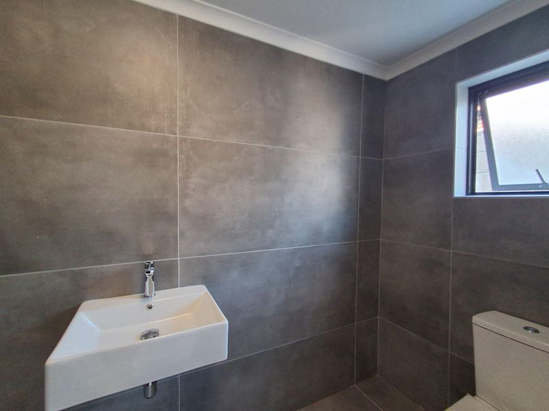 Spacious and modern - 1 Bedroom Apartment To Let - Photo 10