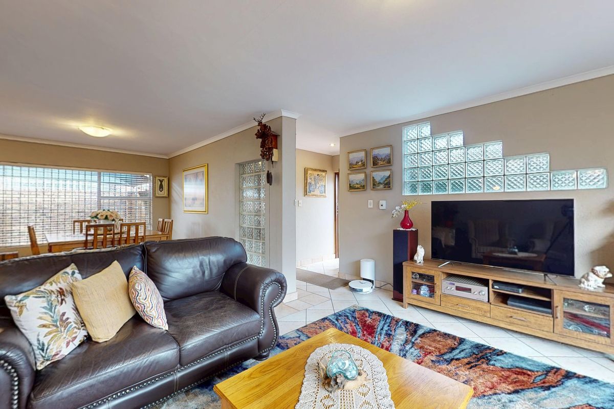 Charming 3-Bedroom Home in an Exclusive Secure Beyers Park Estate - Photo 4