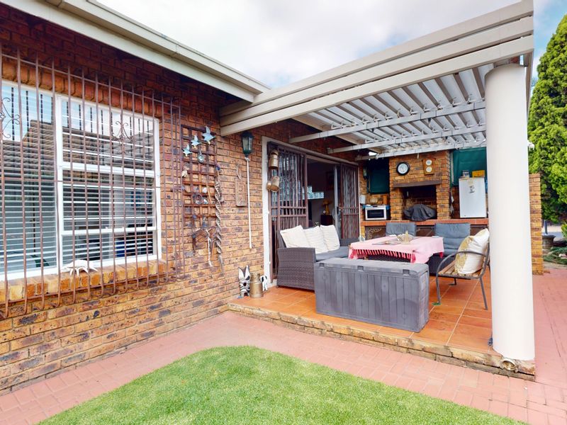 Charming 3-Bedroom Home in an Exclusive Secure Beyers Park Estate - Photo 10