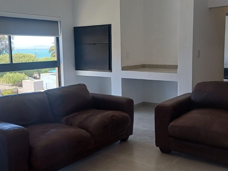 Unfurnished two bedroom apartment with seaview - Photo 3