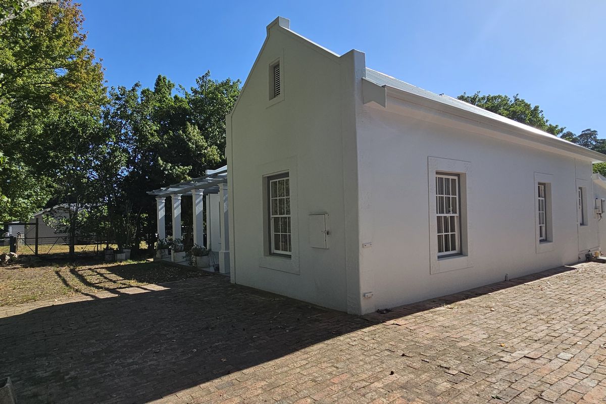 Sought-After Address – 3 Bedroom Home Near Tourist Attractions - Photo 2