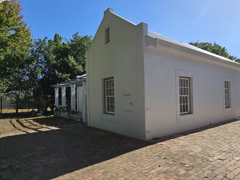 Sought-After Address – 3 Bedroom Home Near Tourist Attractions - Photo 2