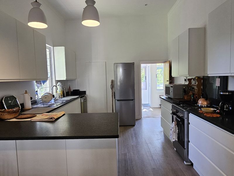 Sought-After Address – 3 Bedroom Home Near Tourist Attractions - Photo 7