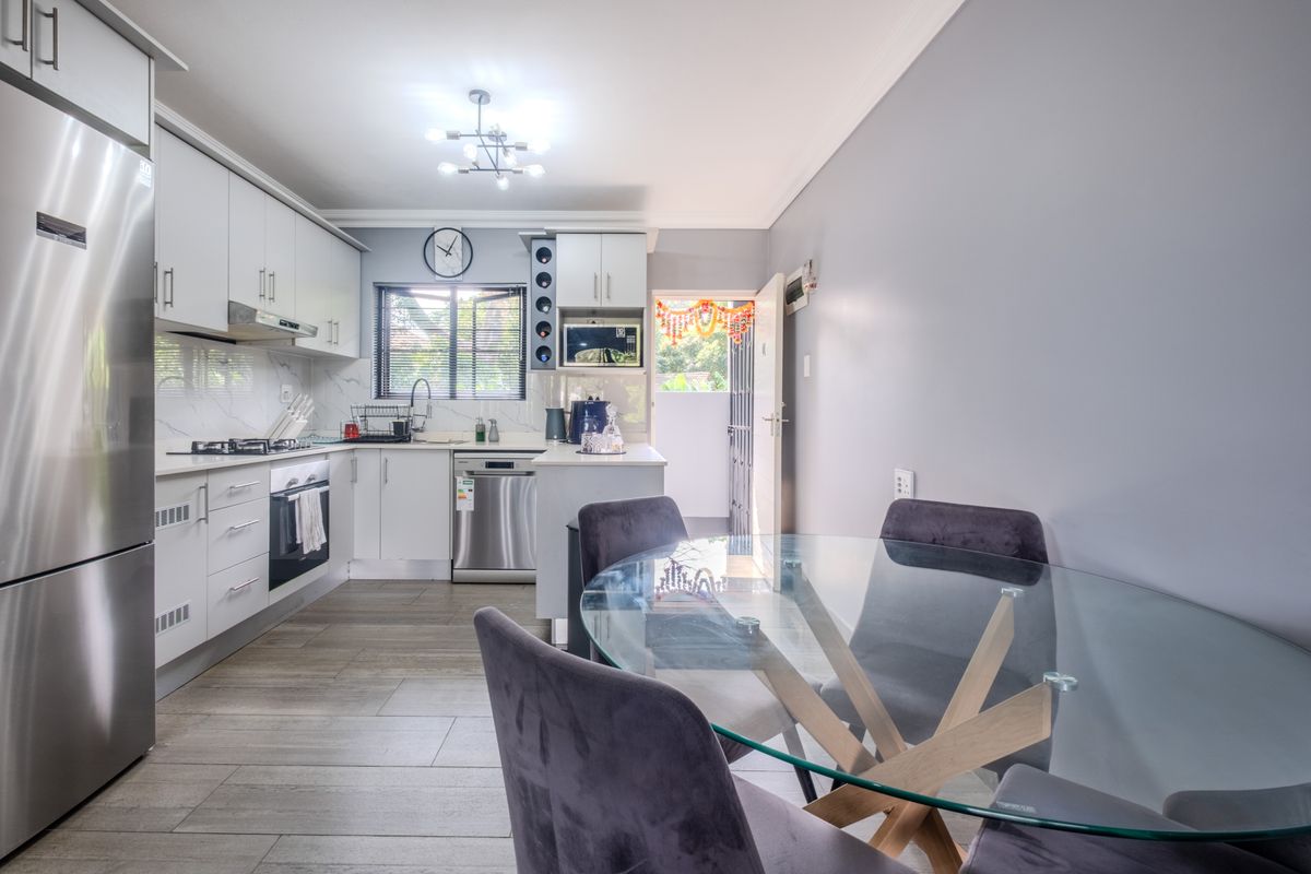 Modern, Move In Ready 2 Bedroom 2 parking apartment - Photo 3