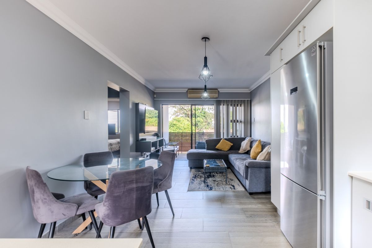 Modern, Move In Ready 2 Bedroom 2 parking apartment - Photo 4