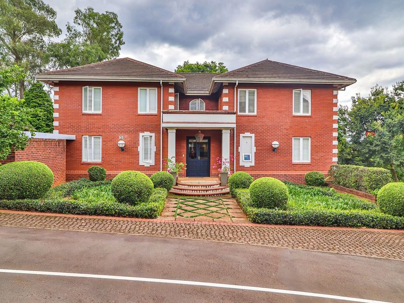 Timeless Elegance | 5-Bed Family Home with Regal Entertainment & Pool in Gated Estate
