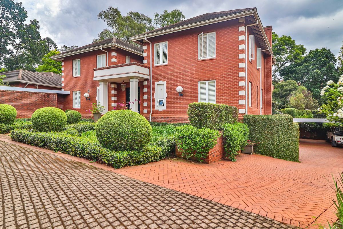 Timeless Elegance | 5-Bed Family Home with Regal Entertainment & Pool in Gated Estate - Photo 2