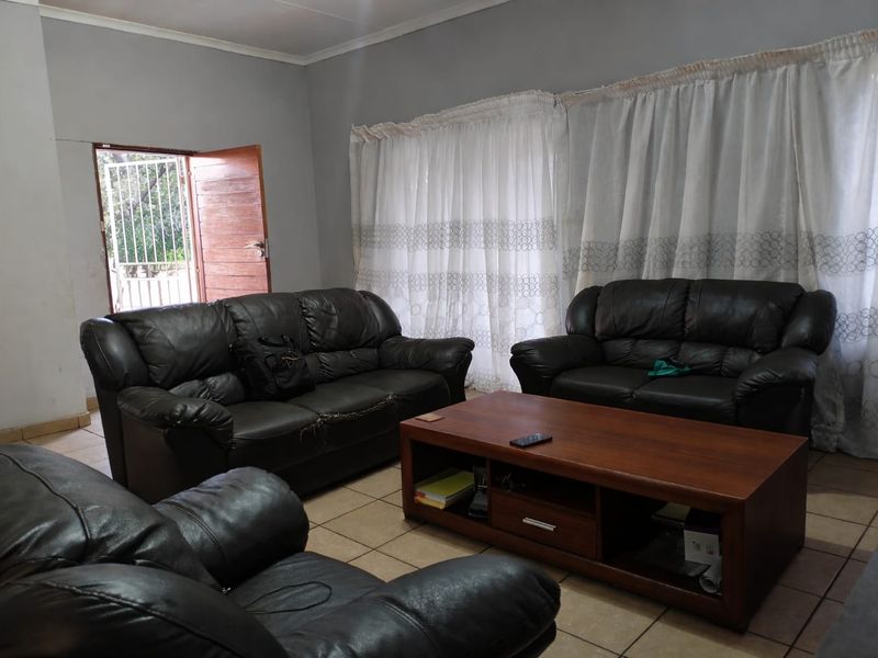 Simple, Spacious & Well Located - Photo 5