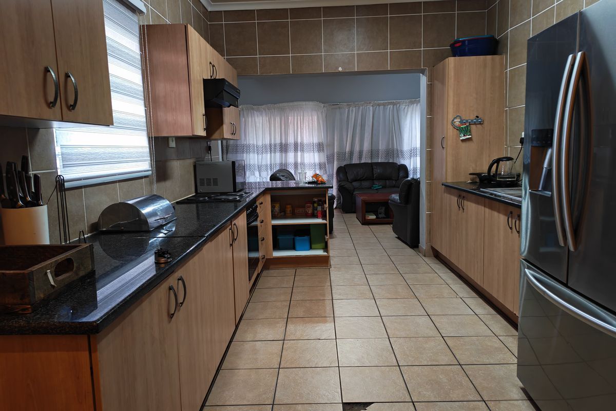 Simple, Spacious & Well Located - Photo 2