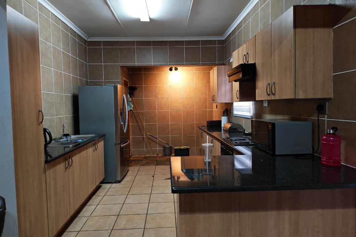 Simple, Spacious & Well Located - Photo 3