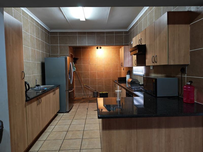 Simple, Spacious & Well Located - Photo 3