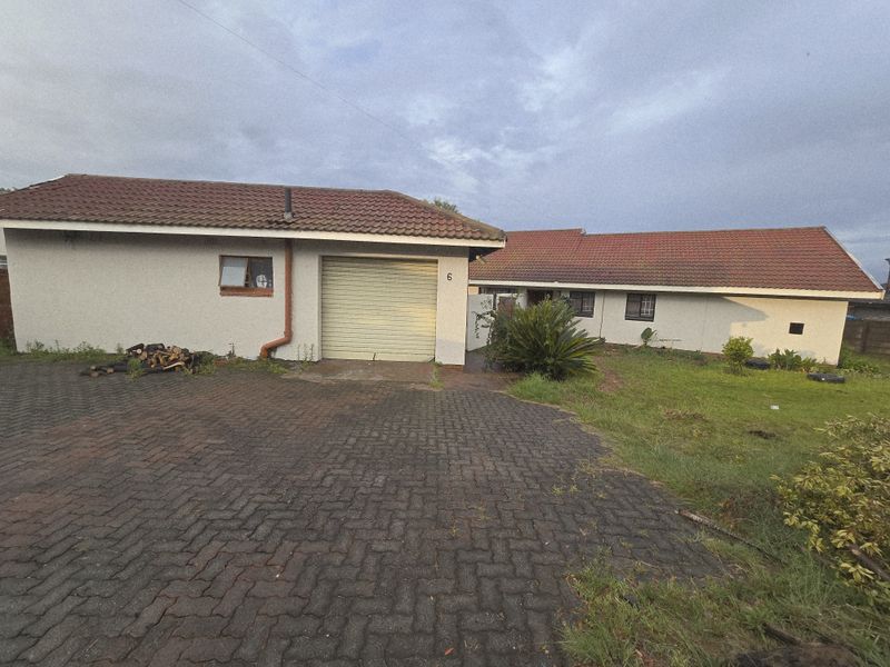 Spacious 3-Bedroom Home with Flat, Outside Room & Large Yard in Duhva Ext 1 - Photo 2