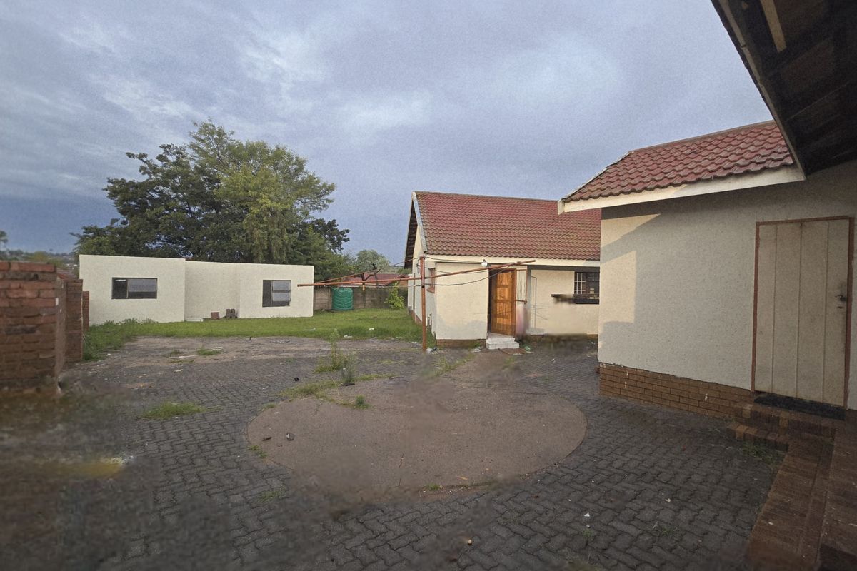 Spacious 3-Bedroom Home with Flat, Outside Room & Large Yard in Duhva Ext 1 - Photo 3