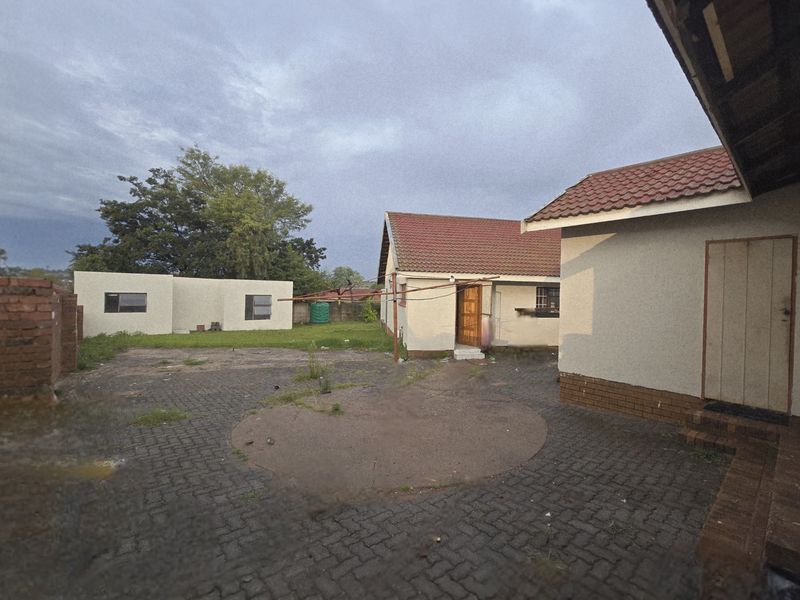 Spacious 3-Bedroom Home with Flat, Outside Room & Large Yard in Duhva Ext 1 - Photo 3