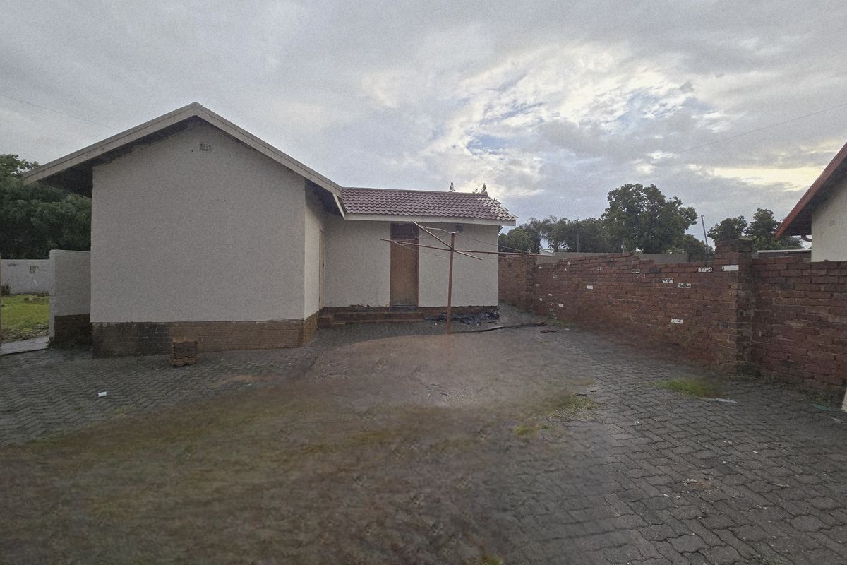 Spacious 3-Bedroom Home with Flat, Outside Room & Large Yard in Duhva Ext 1 - Photo 5