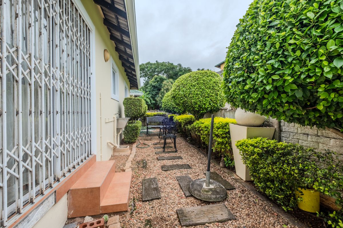 Stepless hidden gem in sought after Broadlands - Photo 3