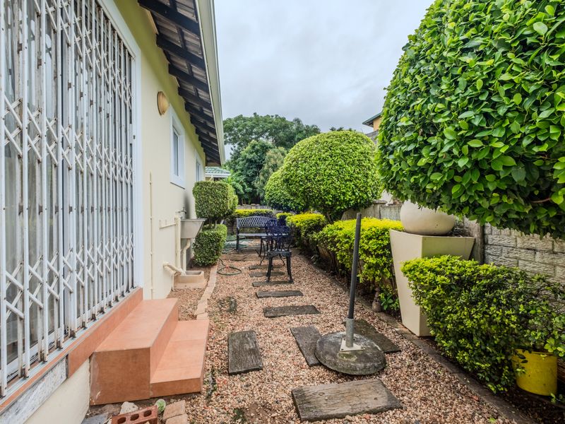 Stepless hidden gem in sought after Broadlands - Photo 3