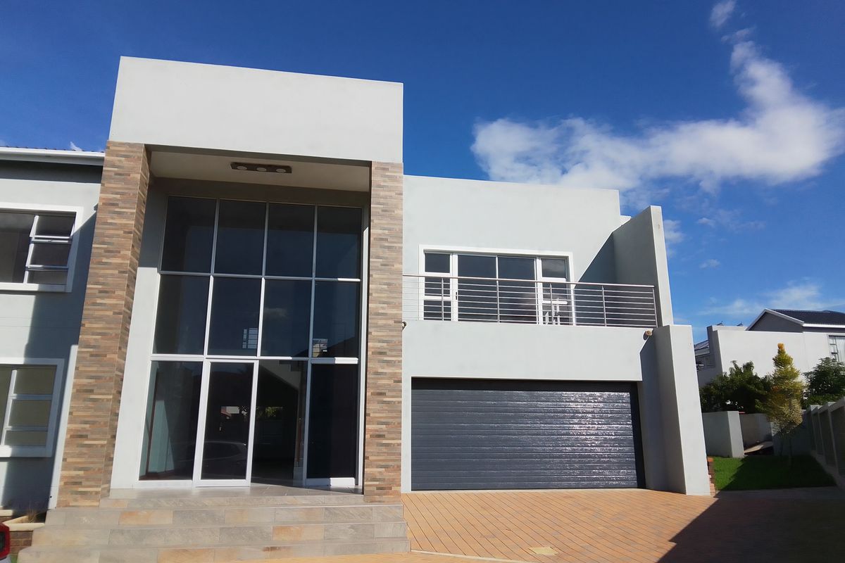 Spacious 5‐Bedroom Family Home with Study & Pyjama Lounge for Rent - Photo 2