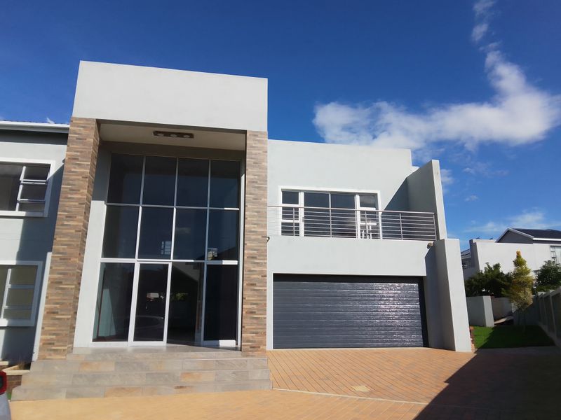 Spacious 5‐Bedroom Family Home with Study & Pyjama Lounge for Rent - Photo 2