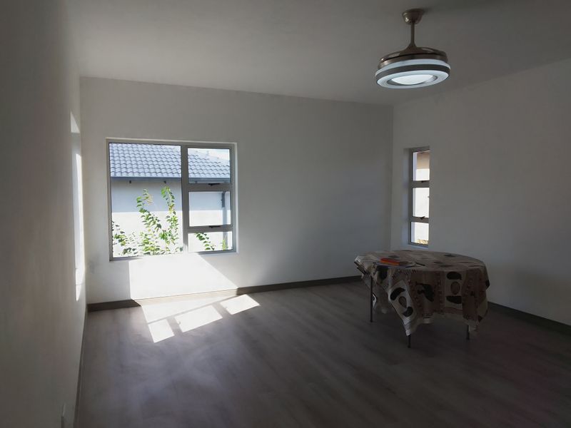 Spacious 5‐Bedroom Family Home with Study & Pyjama Lounge for Rent - Photo 7