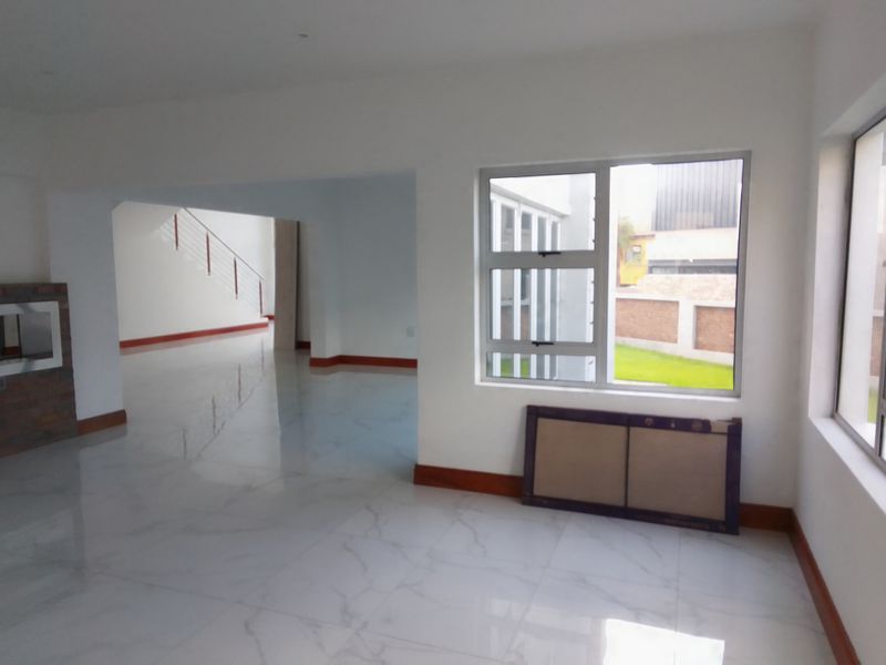 Spacious 5‐Bedroom Family Home with Study & Pyjama Lounge for Rent - Photo 5